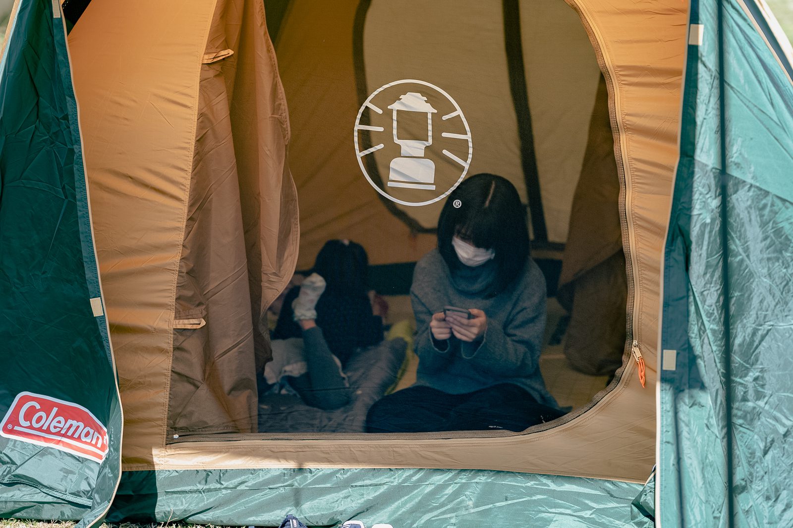 asobi基地ユニバーシティのプログラム「パラダイスデー」で自分でたてたテントで過ごす子どもたち
